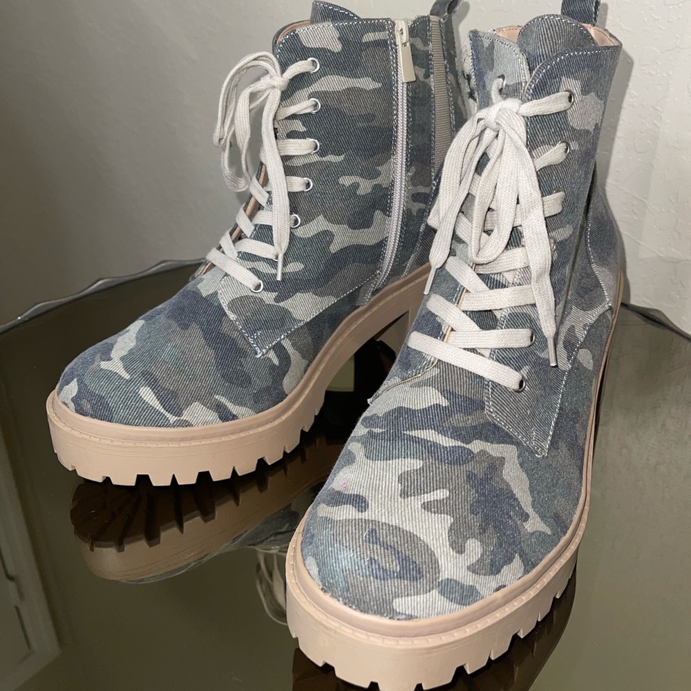 Camouflage combat boots with heel